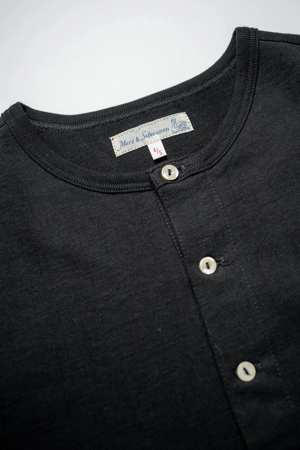 Merz b. Schwanen 206 Henley Long Sleeve - Deep Black