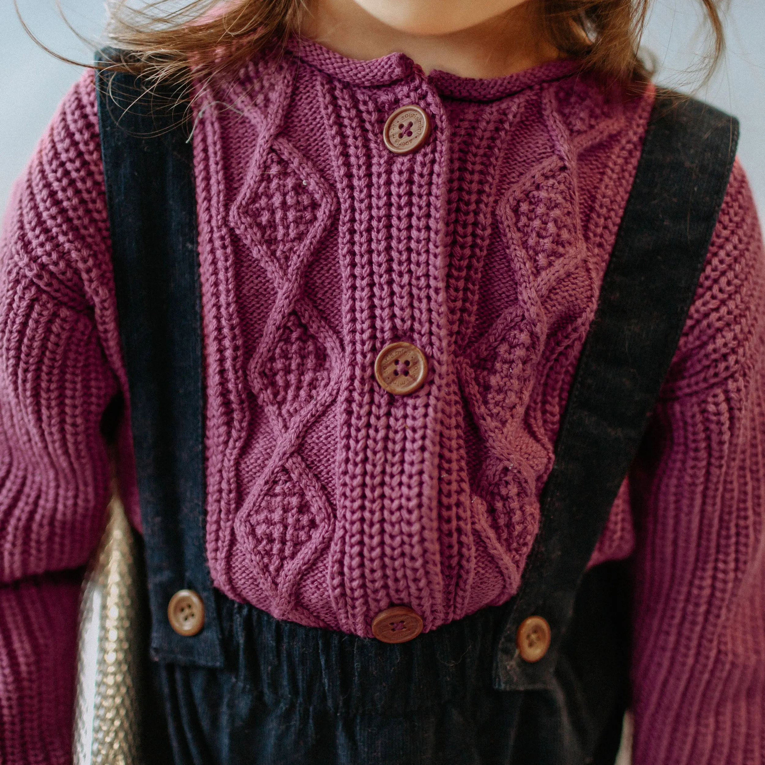 Salopette marine à culotte courte en velours côtelé, bébé || Navy overall with short pants in corduroy, baby