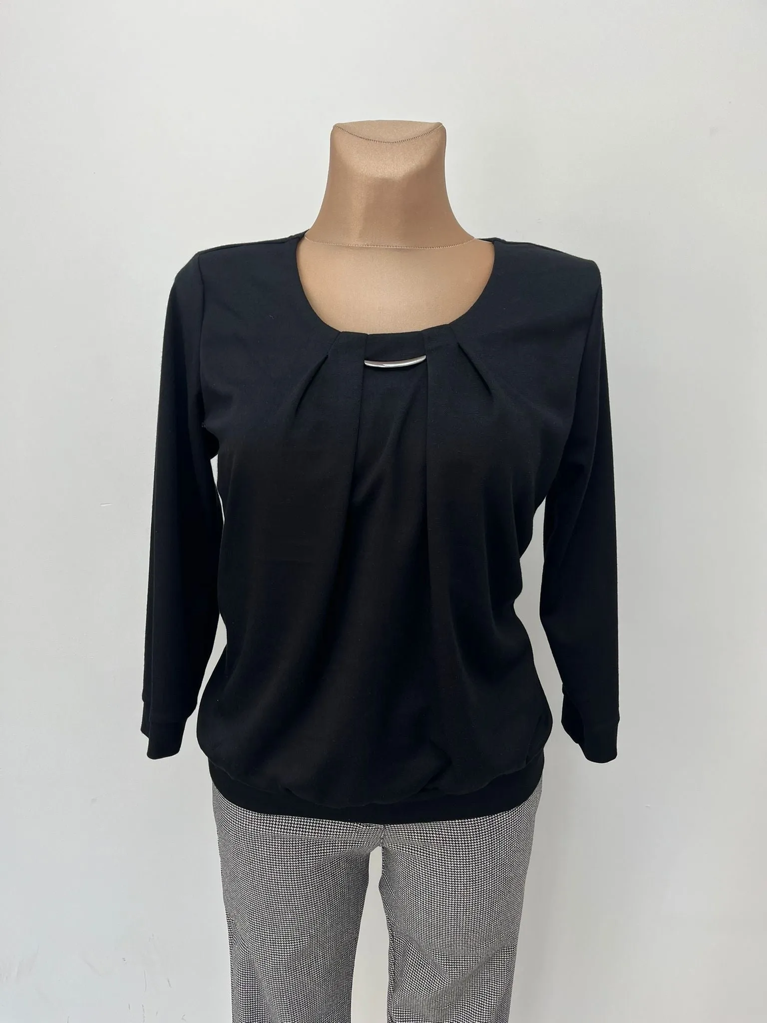 Yew Plain Colour top with 3/4 Sleeve, soft waistband.  Black Red or White